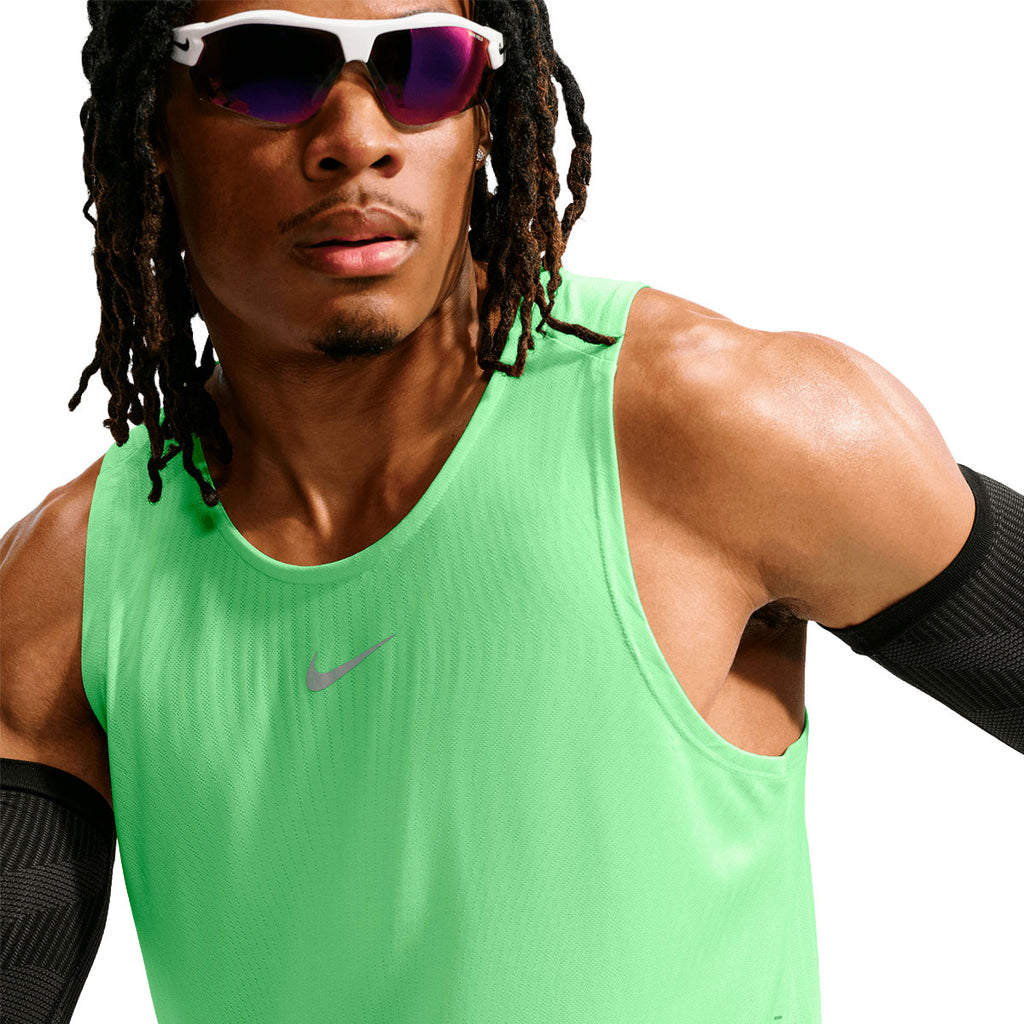 Nike Aero-FIT herresinglet med grøn overdel og logo foran