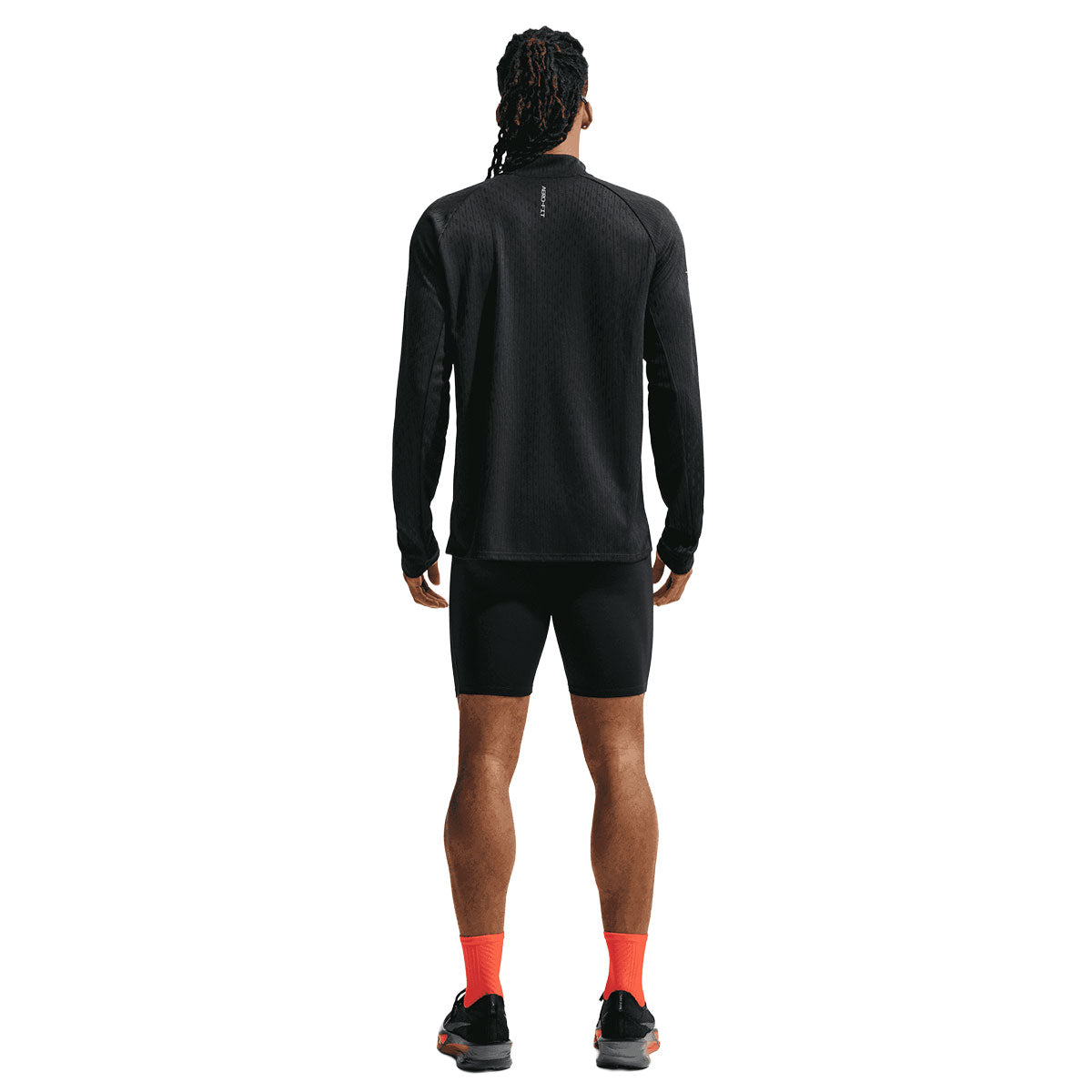 Sort langærmet Nike Aero-FIT trøje med halv lynlås bagpå på model