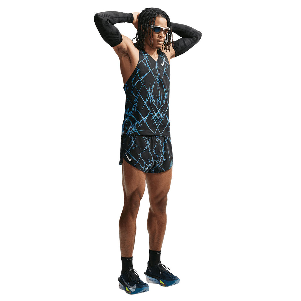 Nike AeroSwift herreshorts med blåt grafisk mønster og sort kant