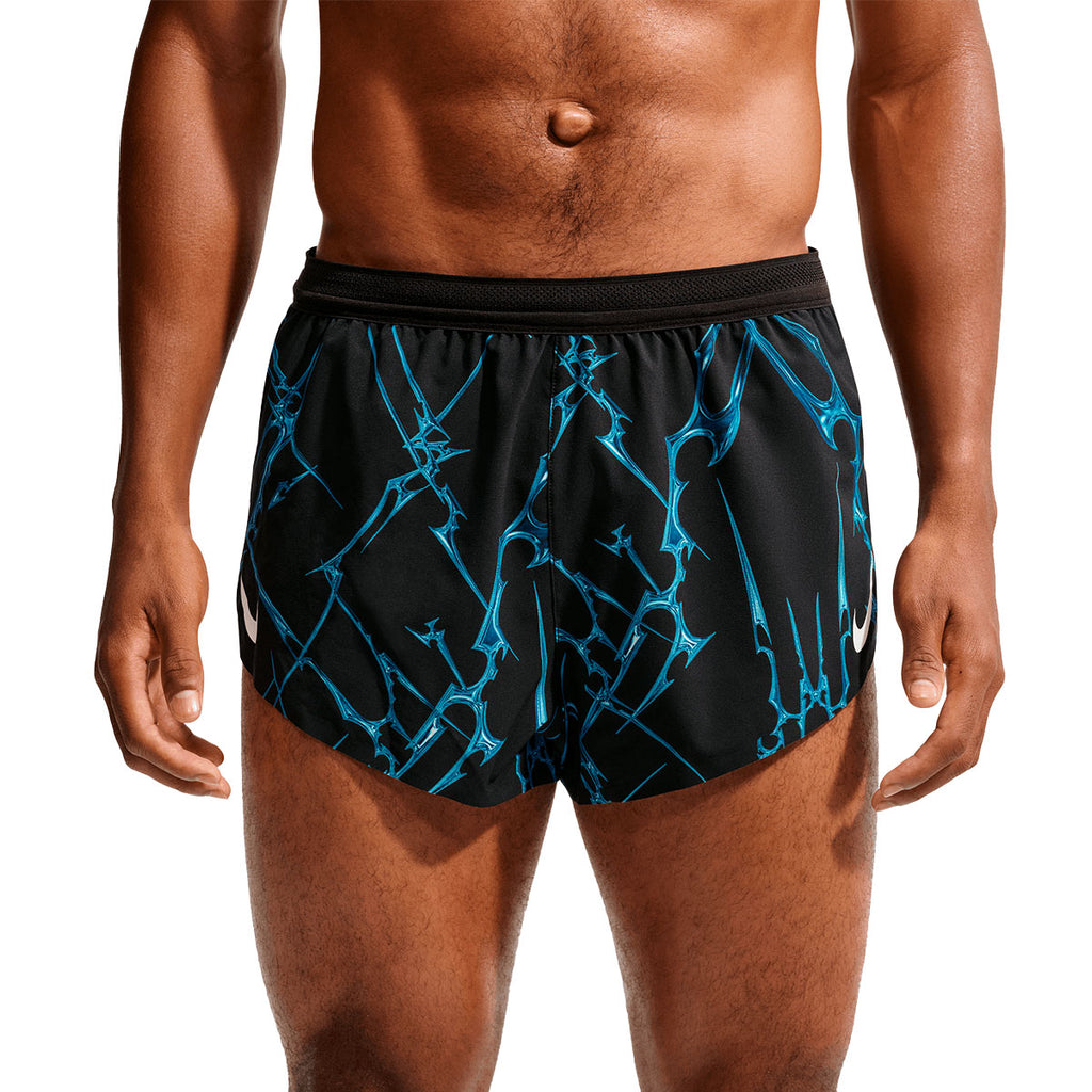 Nike AeroSwift herreshorts i sort med blå mønster og elastik i taljen