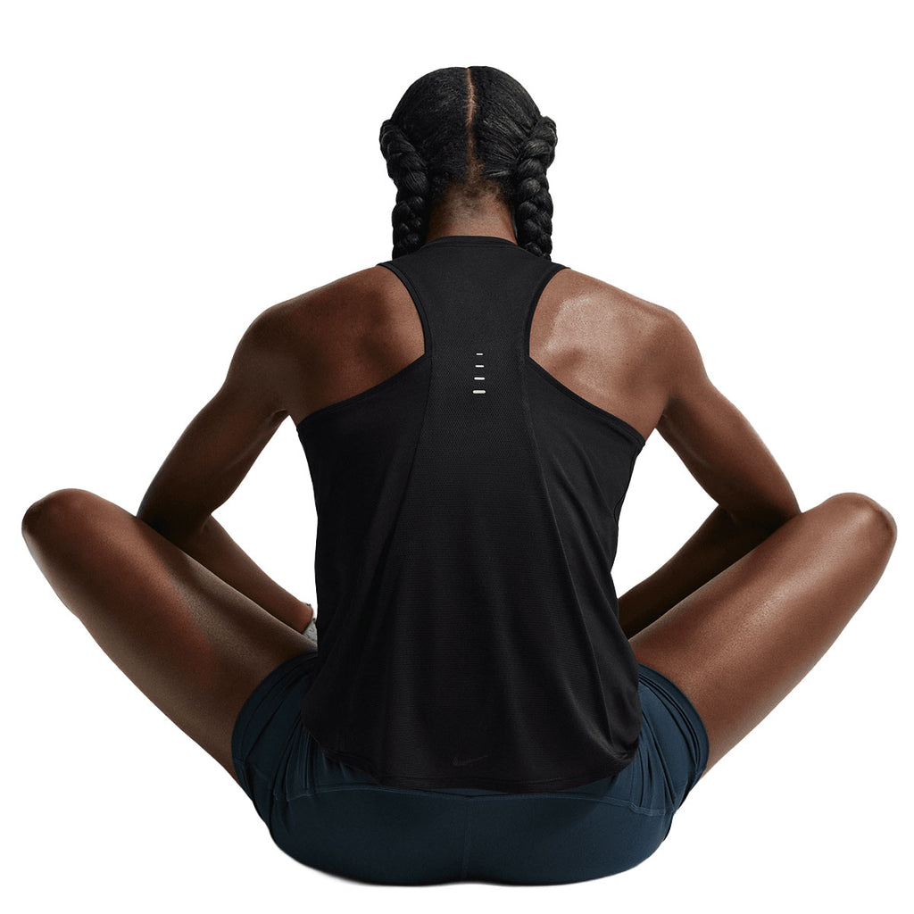 Nike Swift tanktop til dame, sort ryg med racerback og logodetaljer