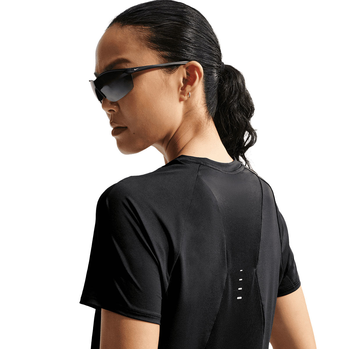 Nike Swift Top SS Dame kortærmet T-shirt i sort set bagfra