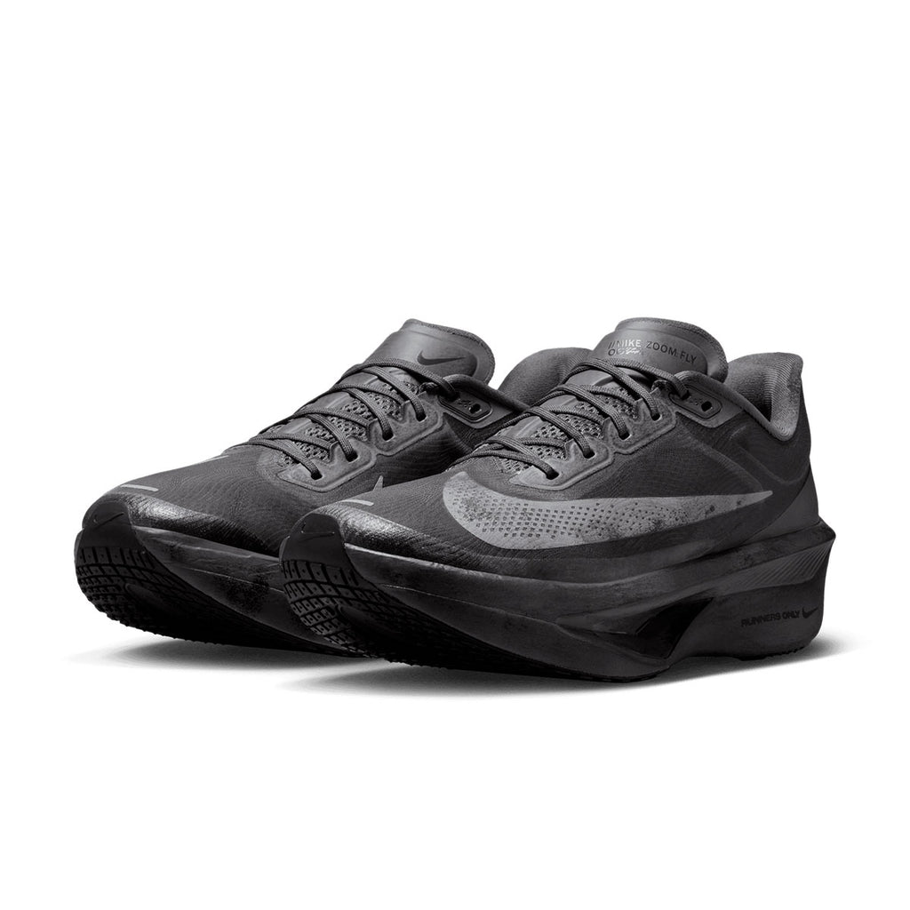 Nike Zoom Fly 6 herres løbesko i sortgrå farve med snørebånd