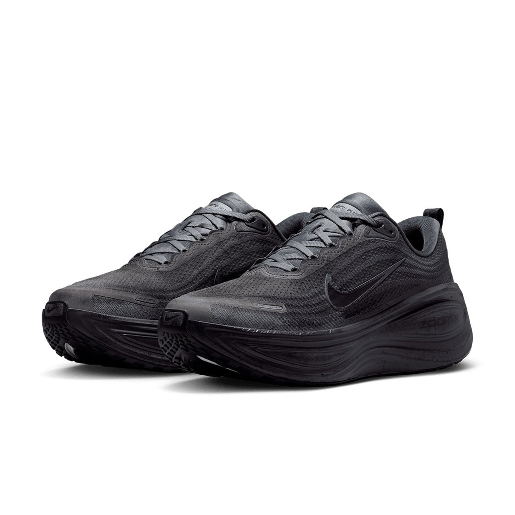 Nike Vomero Plus løbesko i sort med snørebånd og grov sål