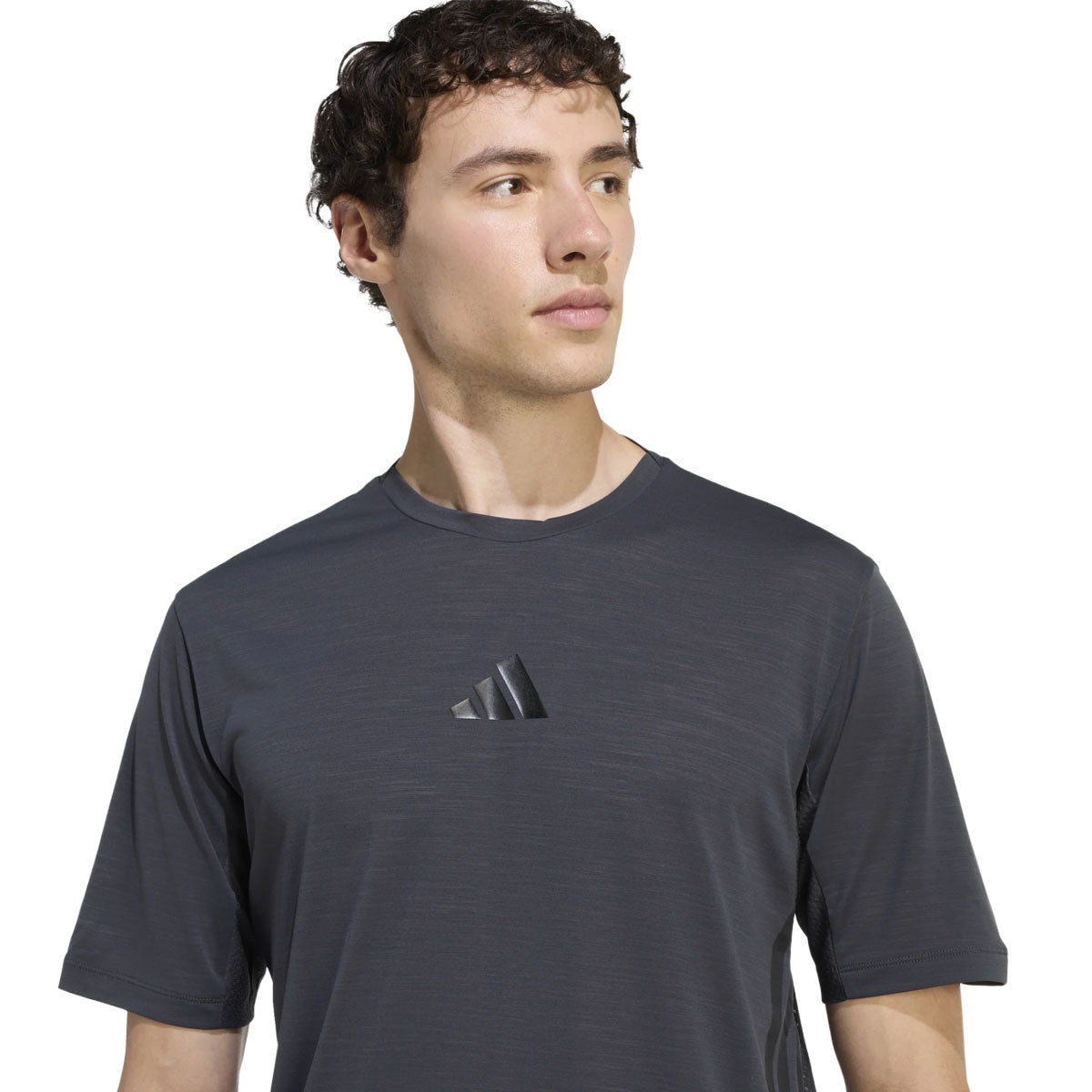 Mørkeblå adidas herre T-shirt med logo på brystet