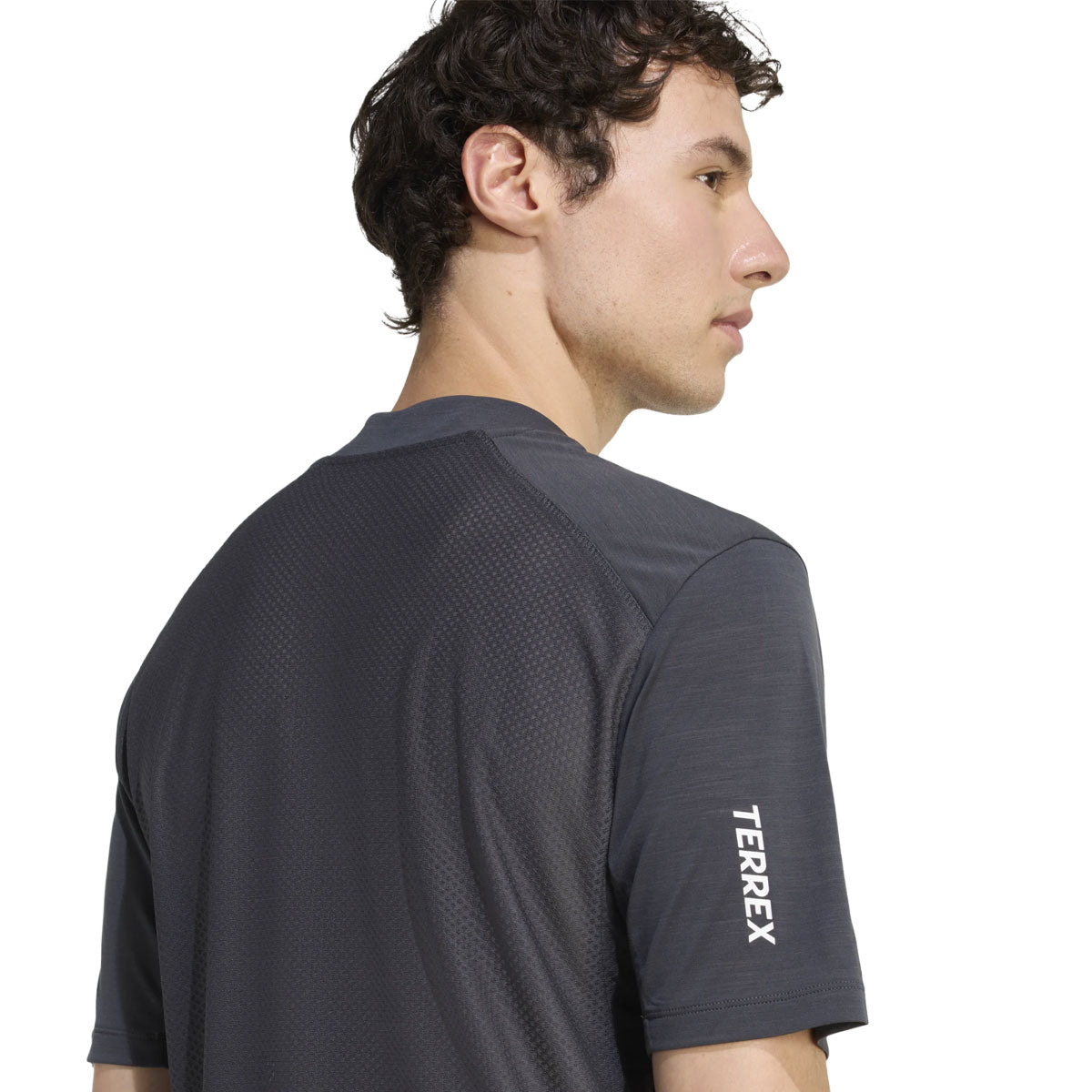 Adidas XPR T-shirt til mænd med korte ærmer og logo på ærmet