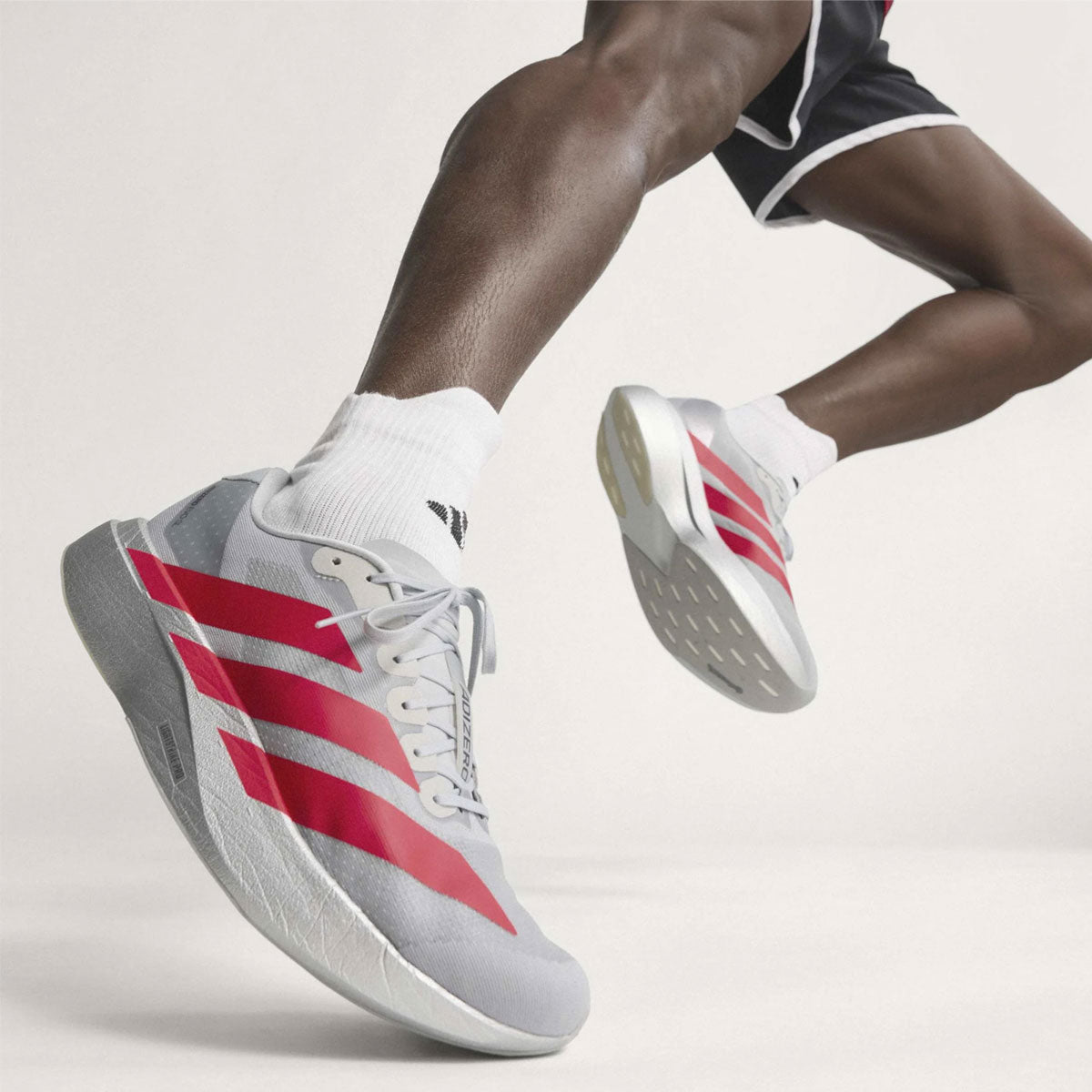 Adidas Adizero EVO SL herresneaker med rød stribe og snørebånd