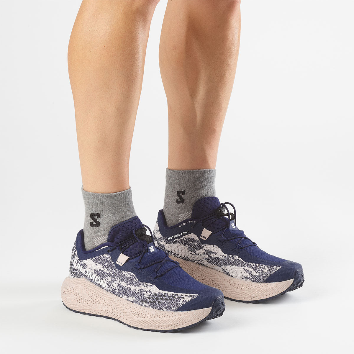Salomon Aero Glide 4 GRVL herresko i blå med grå sokker