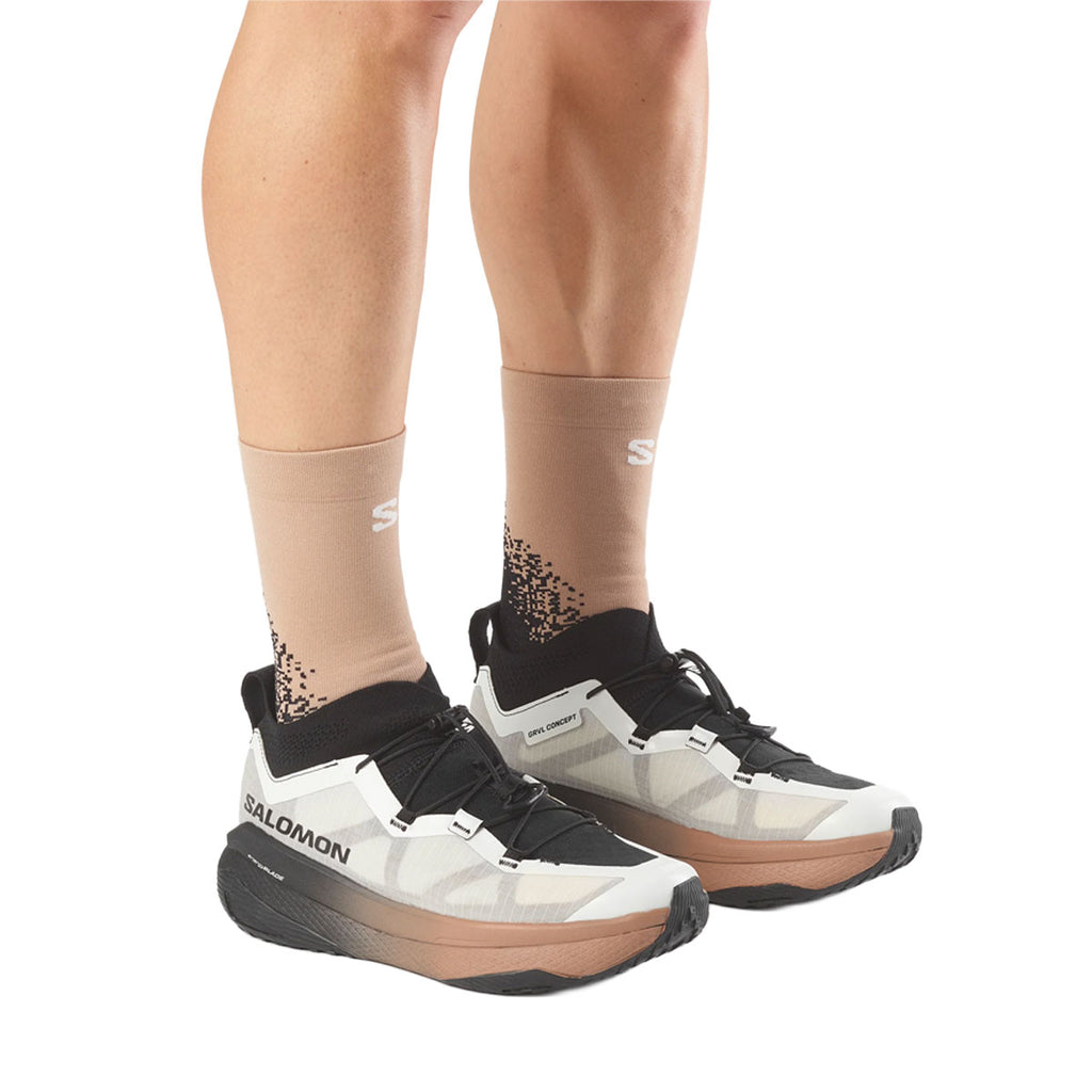 Salomon GRVL Concept trailsko med sokker, sort og hvid beige detaljer