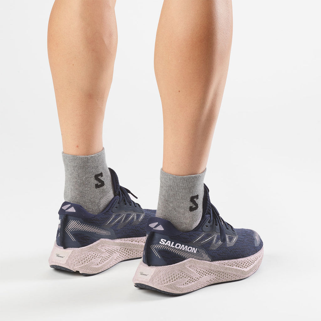 Salomon Aero Glide 4 herre løbesko med blå detaljer og grå sokker