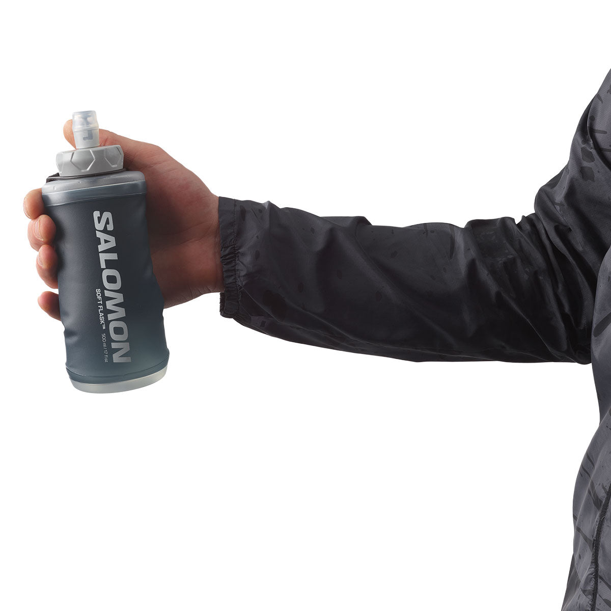 Salomon Active Handheld drikkeflaske i hånd med låg og strømningshætte