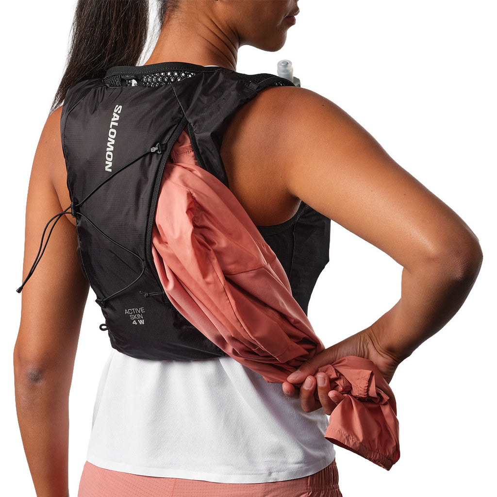Salomon Active Skin 4 Dame løbetaske i sort med justerbar skulderstropsysteem