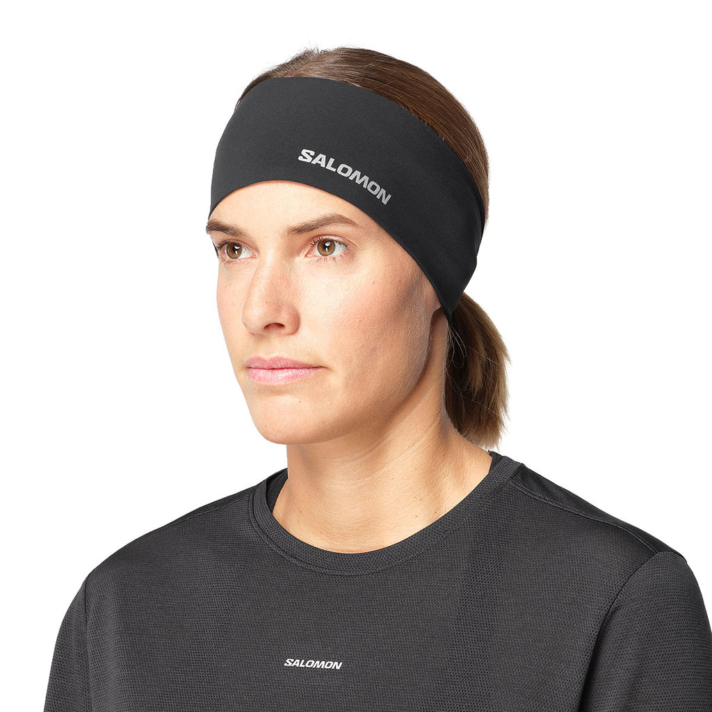Salomon Sense Aero hovedbånd med logo foran på kvindehoved