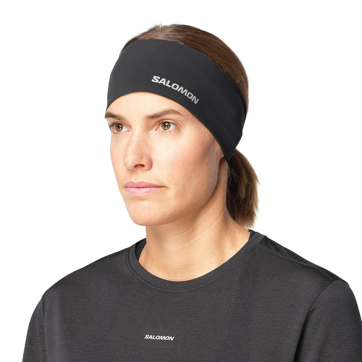 Salomon Sense Aero hovedbånd med logo foran på kvindehoved