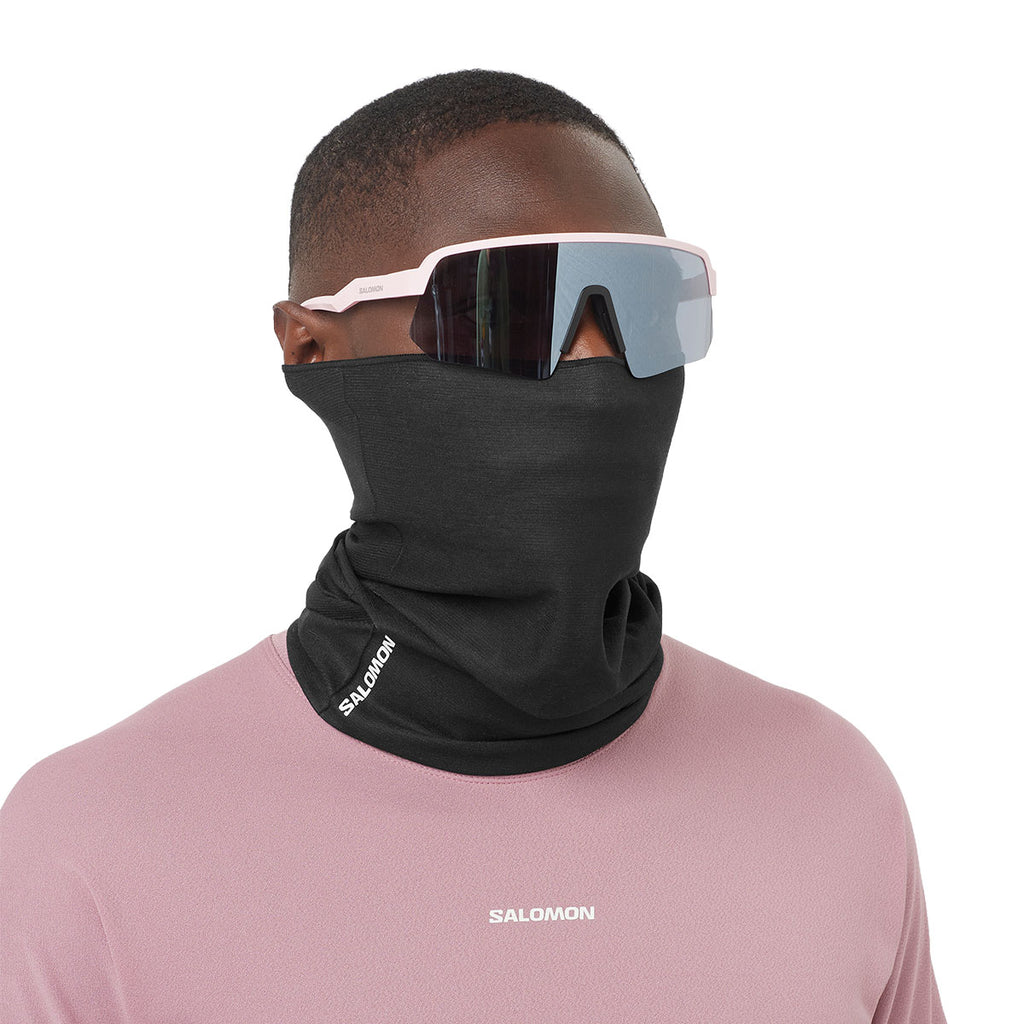 Salomon neck gaiter i sort med logo ved halsen
