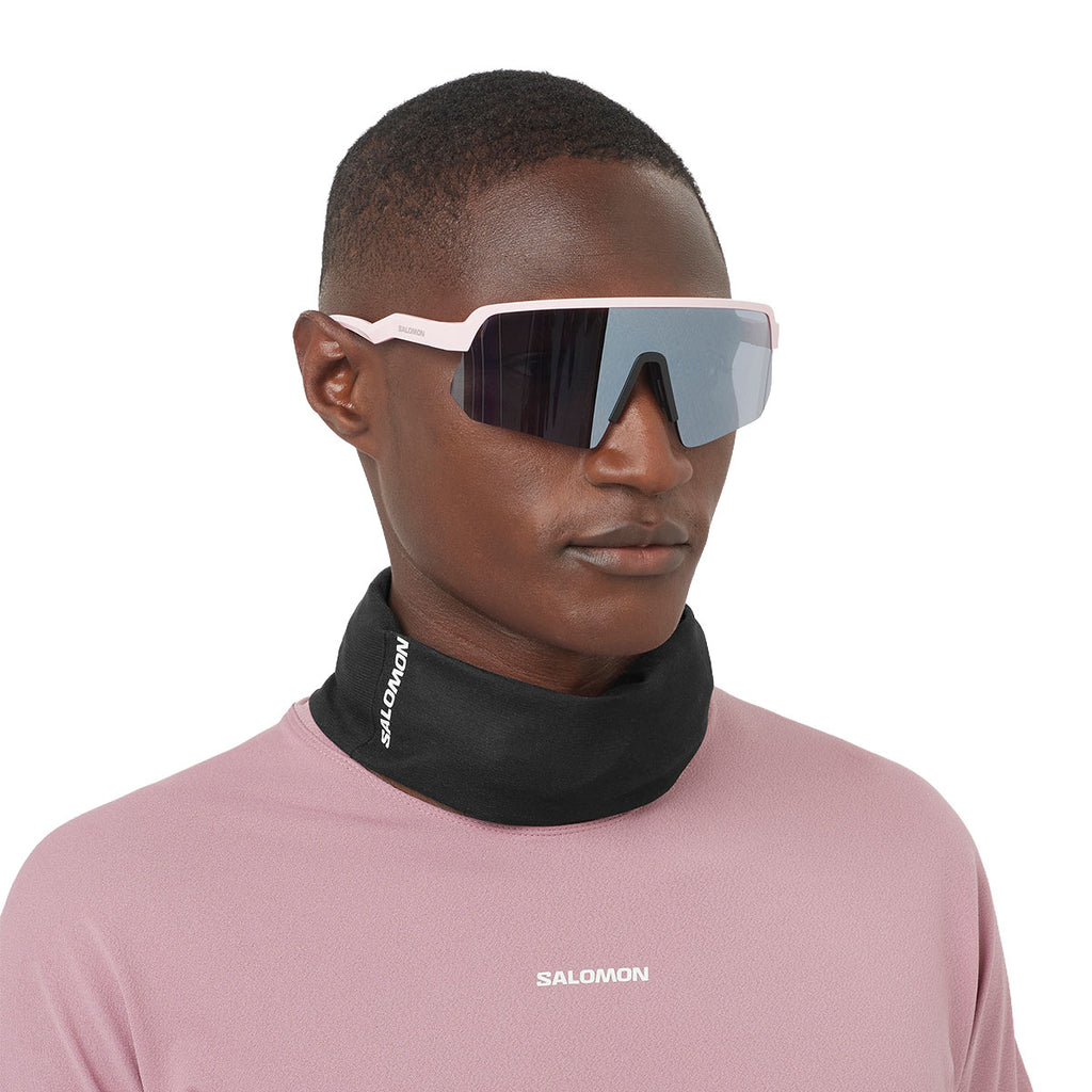 Salomon neck gaiter i sort som sidder om halsen
