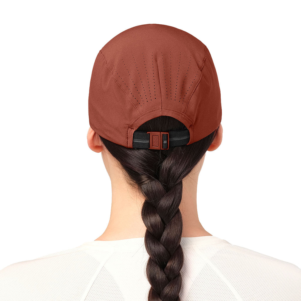 Salomon SHKout unisex kasket med perforeret logo og justerbar rem