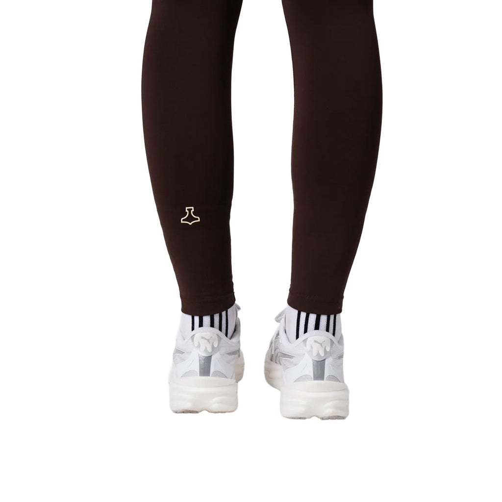 Lang tights i brun med logo og hvide sneakers