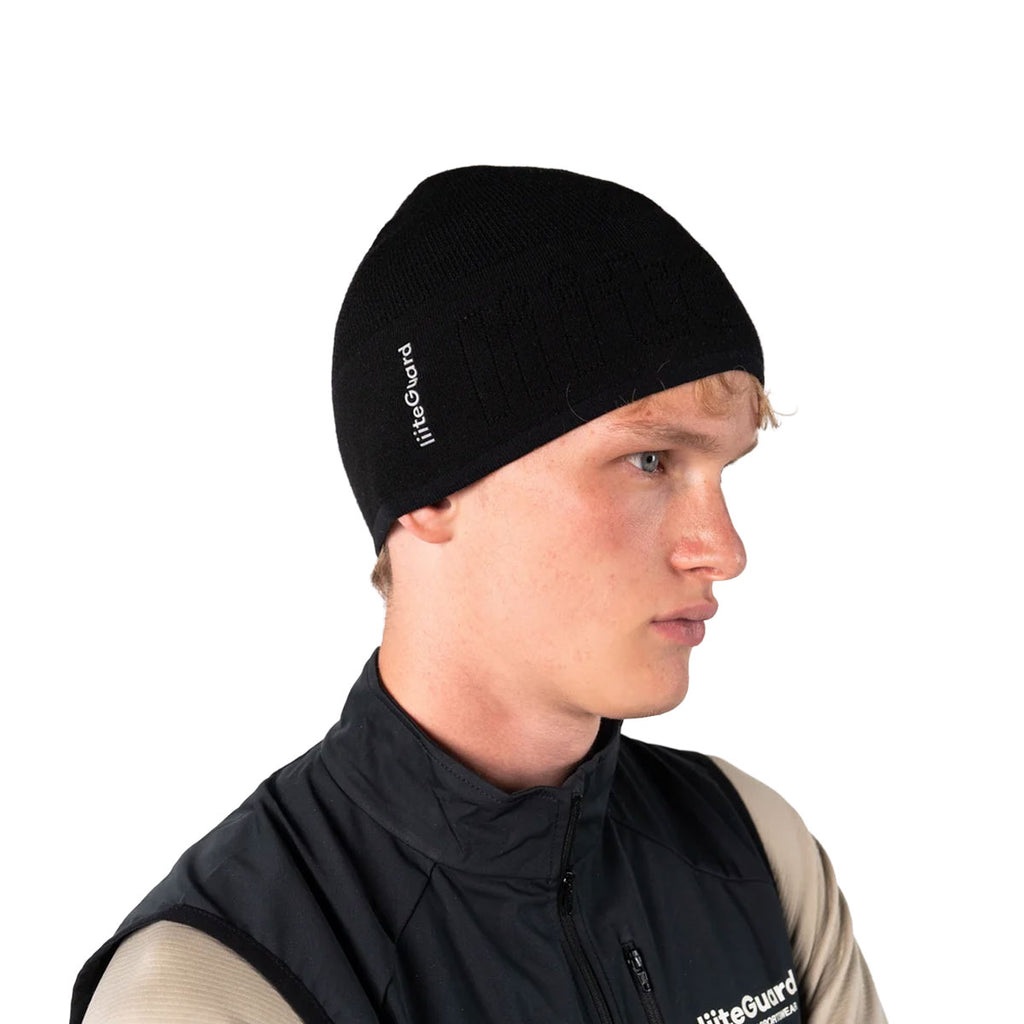 LiiteGuard running merino beanie i sort strik, på person