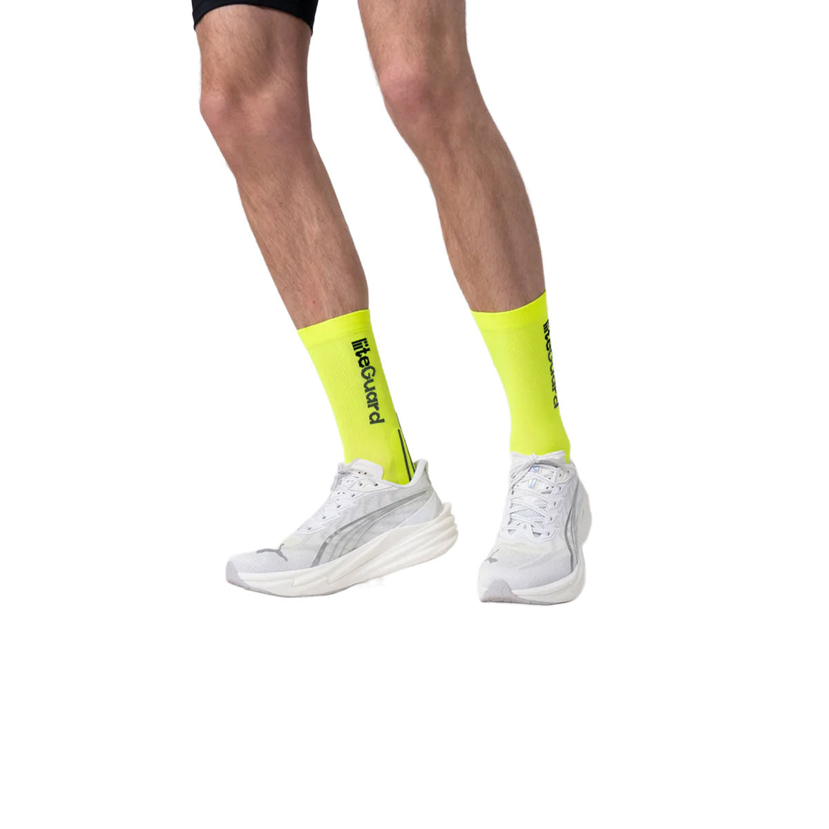 LiiteGuard Pro-Tech LG Vision strømper i neon gul på ben med sneakers
