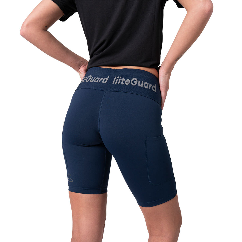 Kort tight i navy med elastisk talje og sidelommer