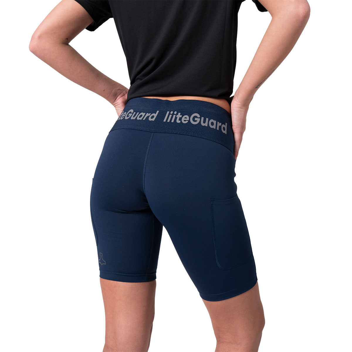Kort tight i navy med elastisk talje og sidelommer