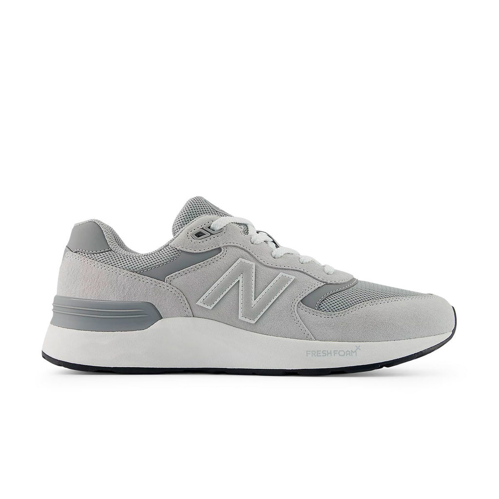 Grå New Balance 880 walkingv7 herresko med snørebånd og logo