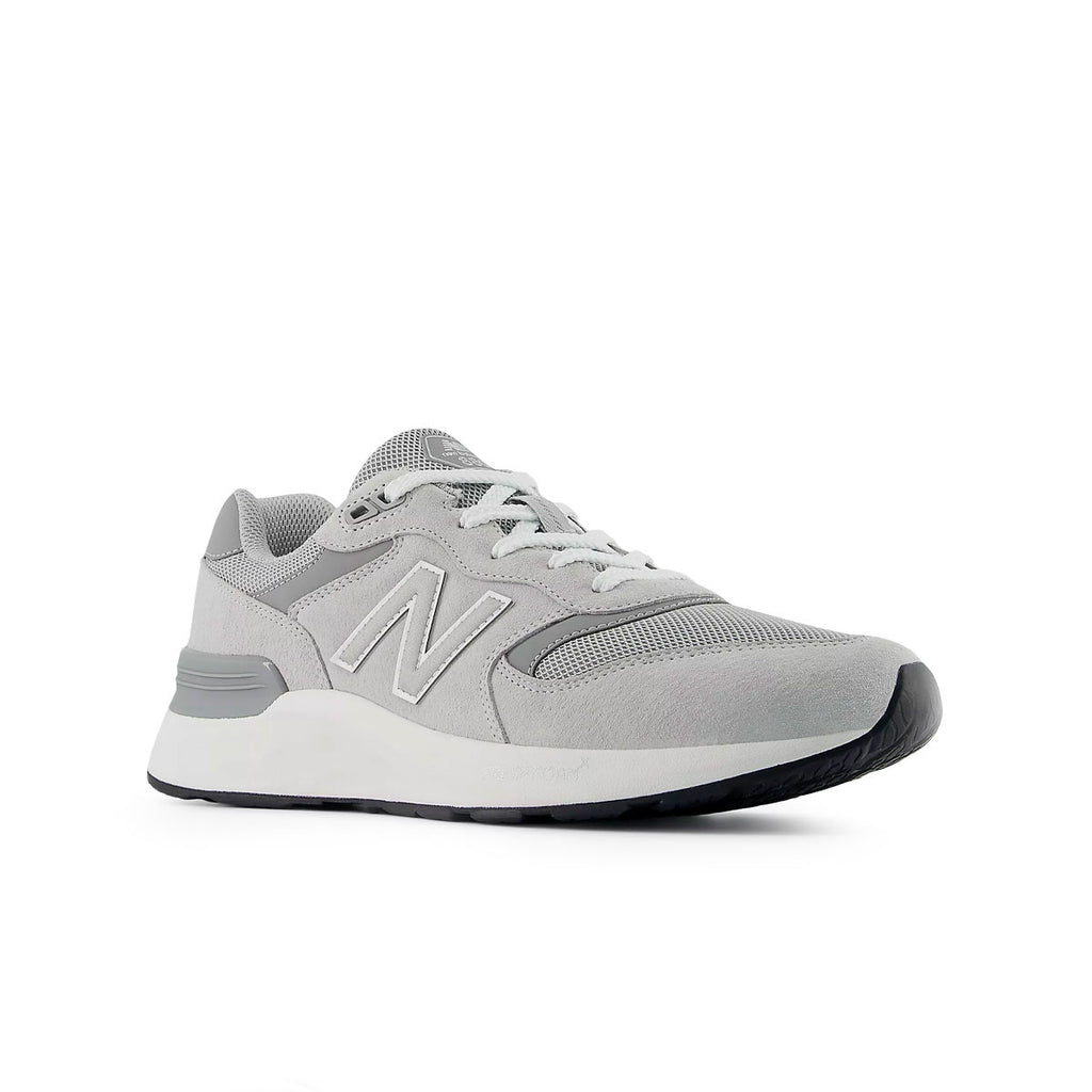 New Balance 880 herresko i grå med snørebånd og N-logo