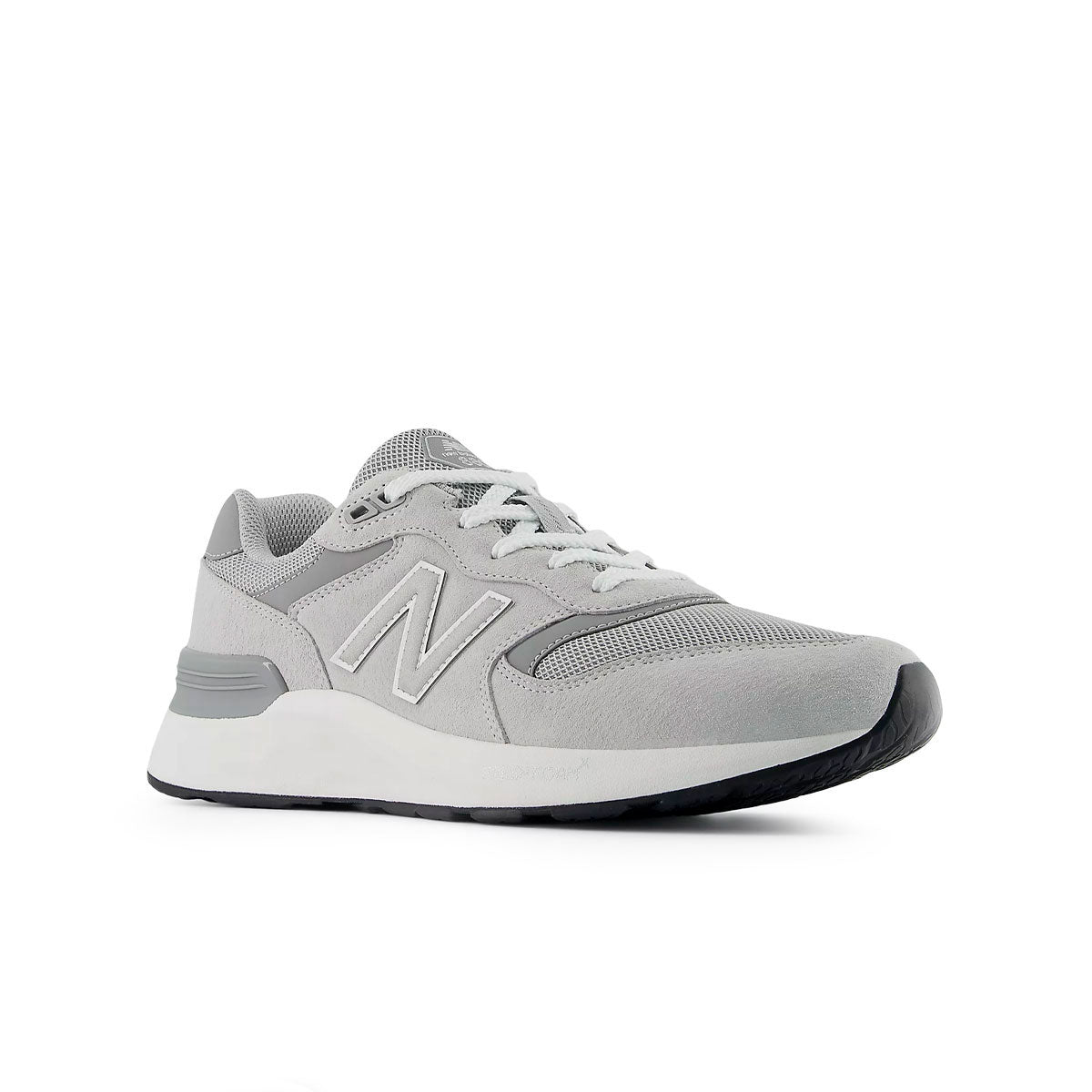 New Balance 880 herresko i grå med snørebånd og N-logo