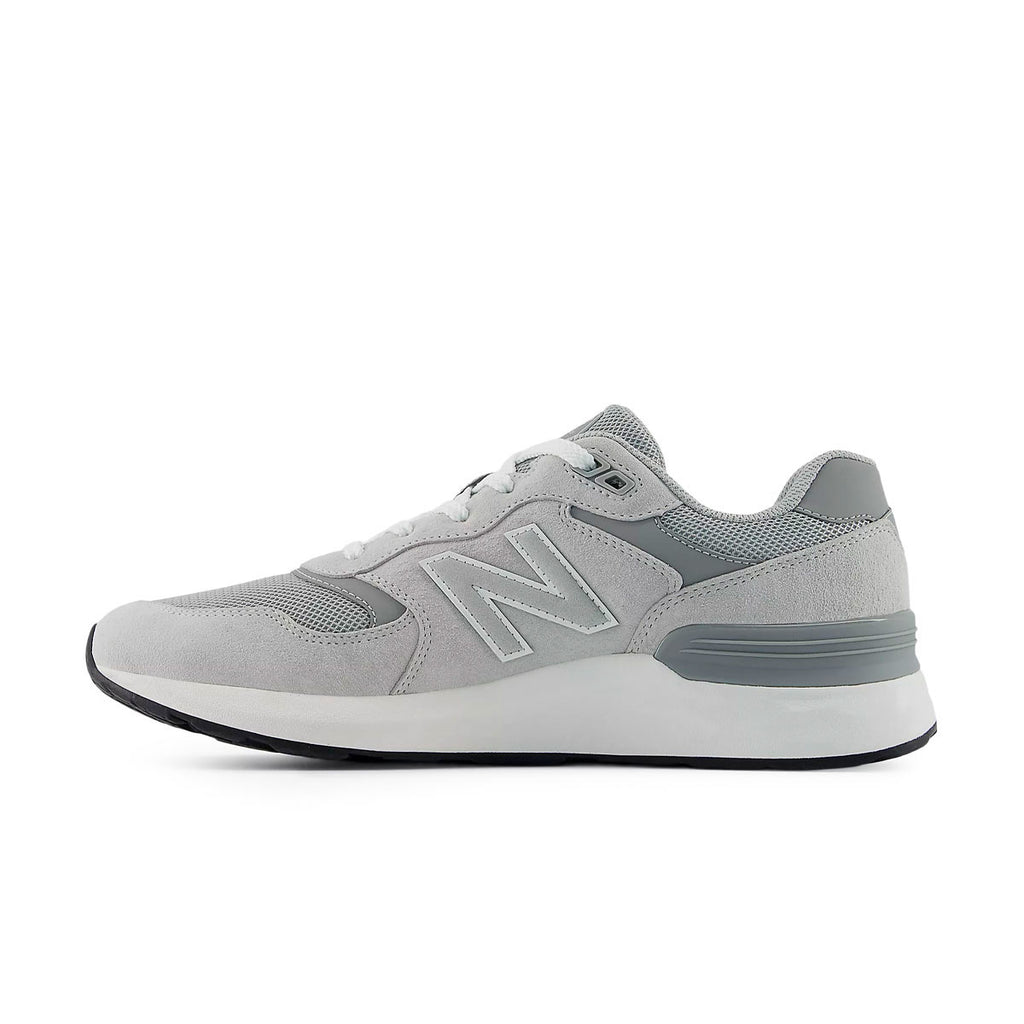 New Balance 880 herresko i grå med snørebånd og hælpolstring