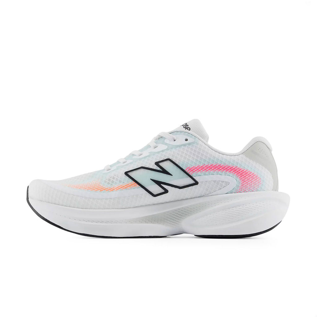 New Balance løbesko med grå overdel og sort N-logo forside