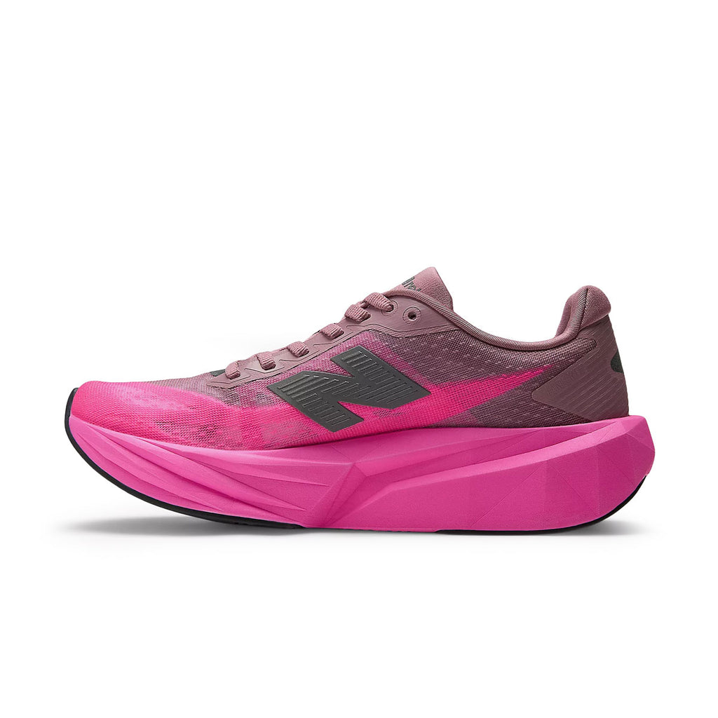 New Balance FuelCell Rebel v5 løbesko med pink overdel og lilla sål