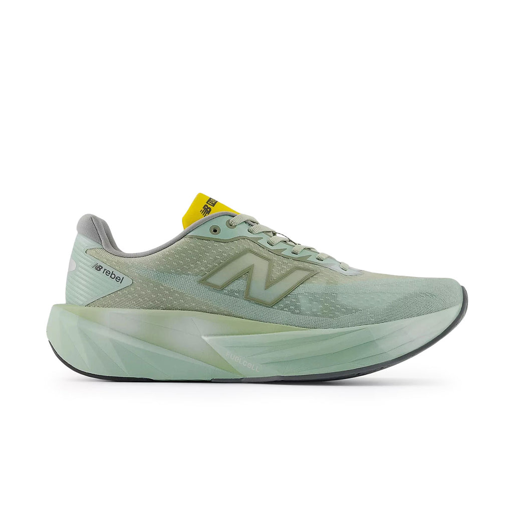 New Balance FuelCell Rebel v5 herresko med grågrøn overdel