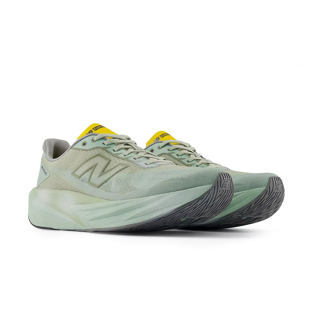 New Balance FuelCell Rebel v5 herreløbesko i lysegrå og grøn farve