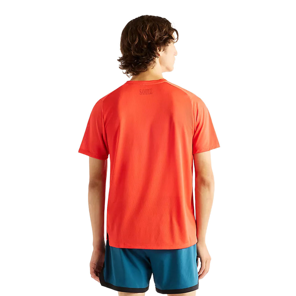 Rød New Balance herre T-shirt med kortærmet pasform og logo på ryggen