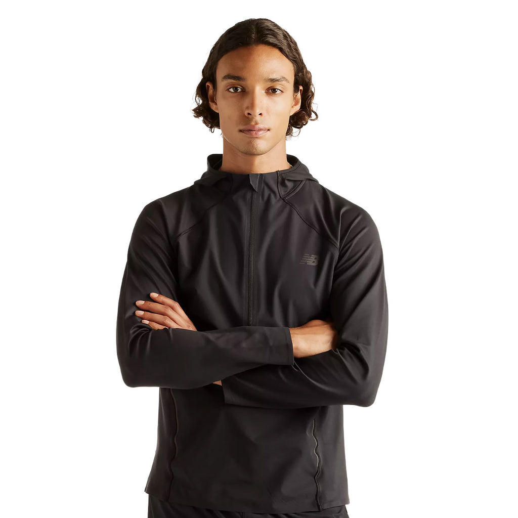 Sort New Balance langærmet løbehoodie med lynlås og hætte til herre