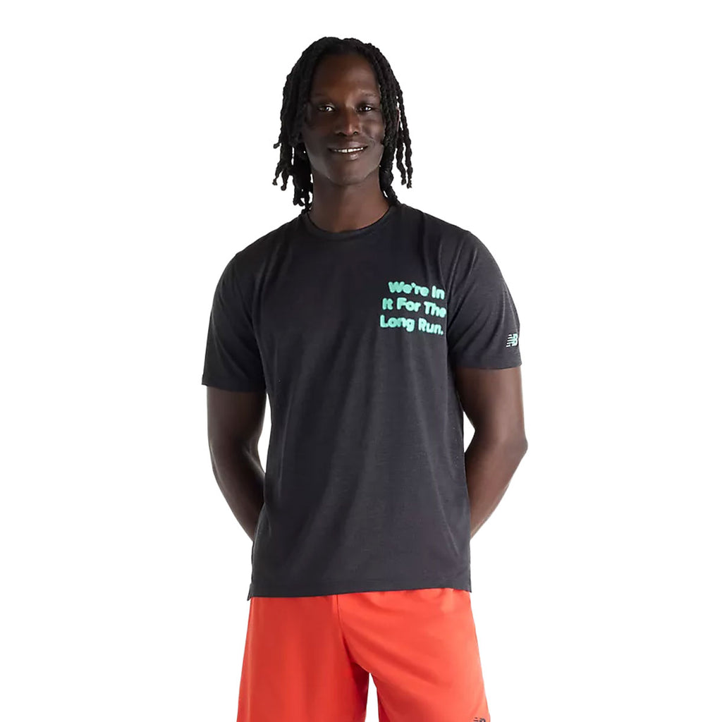 Sort New Balance T-shirt med grafisk tryk på brystet og New Balance logo ærme