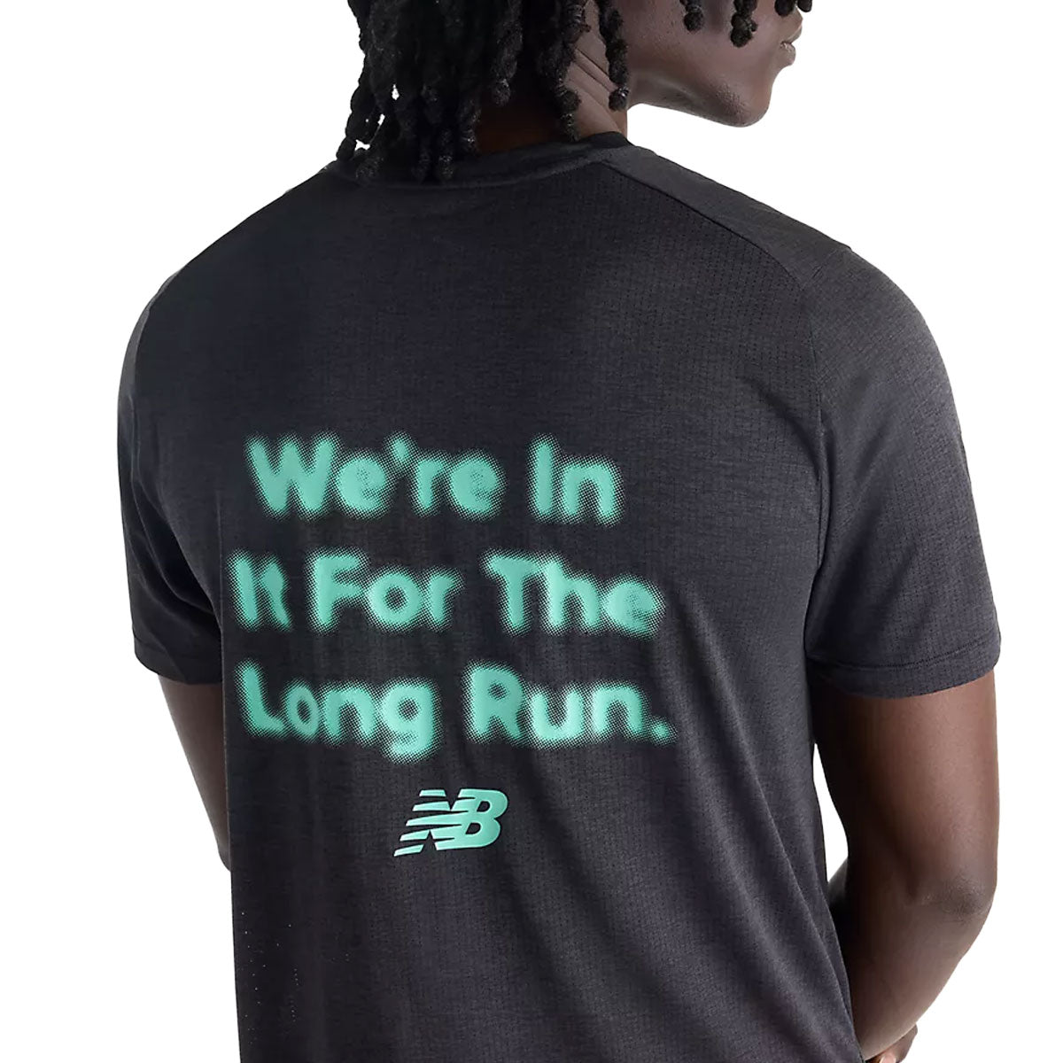 Mørkeblå New Balance herre T-shirt med grafisk tekst og logo på ryggen