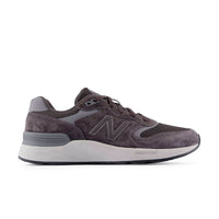 Mørkelilla New Balance 880 herresko med snørebånd og grå sål