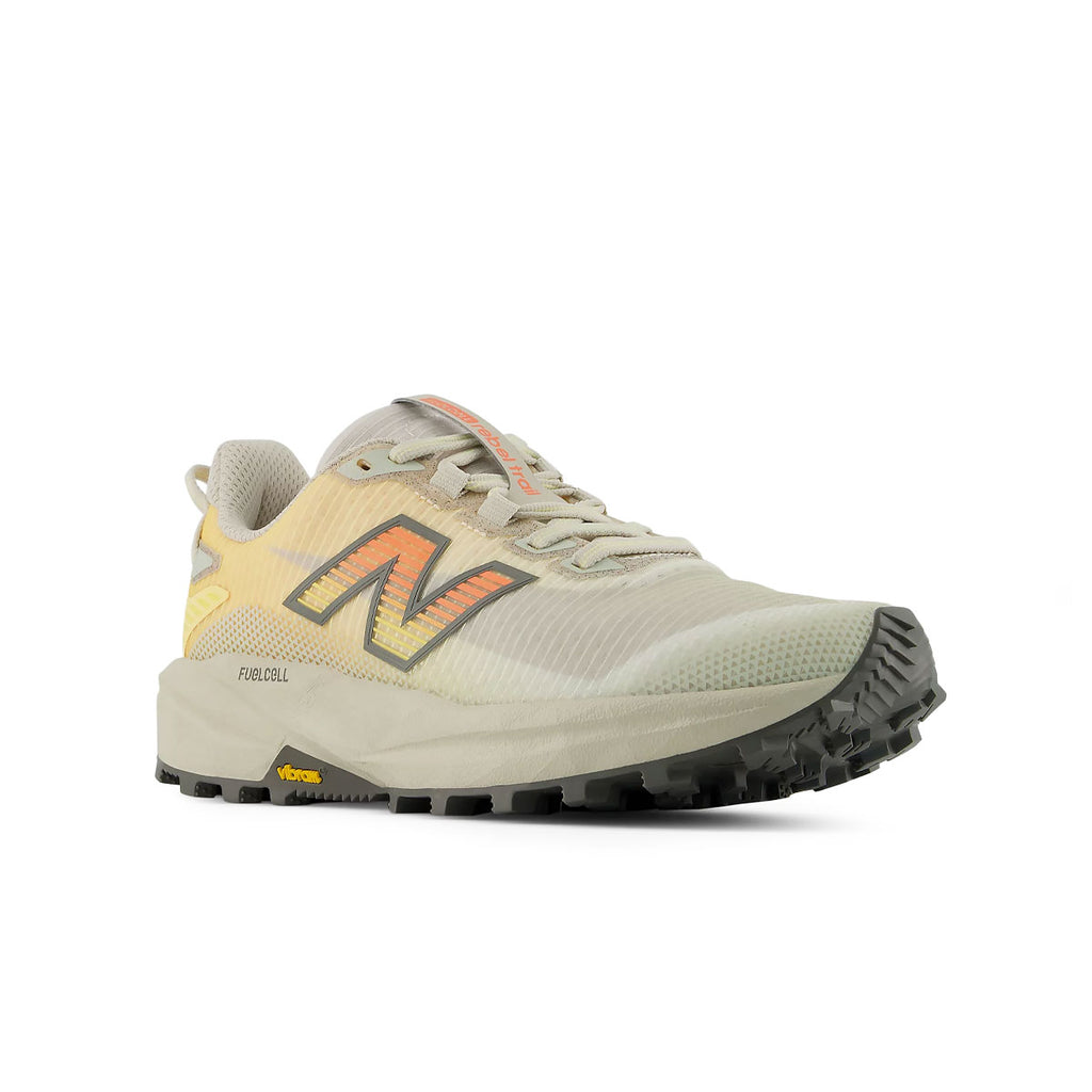 New Balance Fuelcell Rebel Trail Dame trailsko i beige og orange farver
