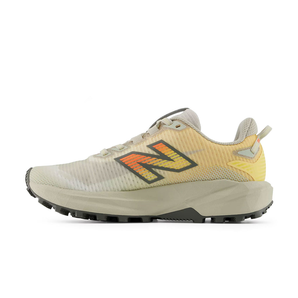 New Balance Fuelcell Rebel Trail Dame trailsko i beige og orange farver