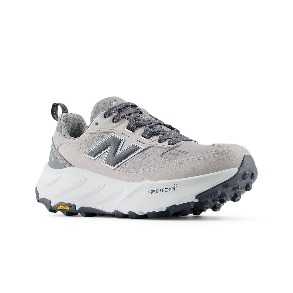 Grå New Balance Hierro V9 dame trail sko med Vibram sål