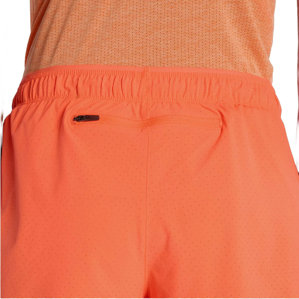 Orange New Balance RC shorts med elastisk talje og lynlås lomme