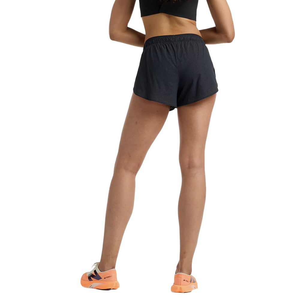 Grå New Balance RC Ultralight 3in shorts til damer set bagfra