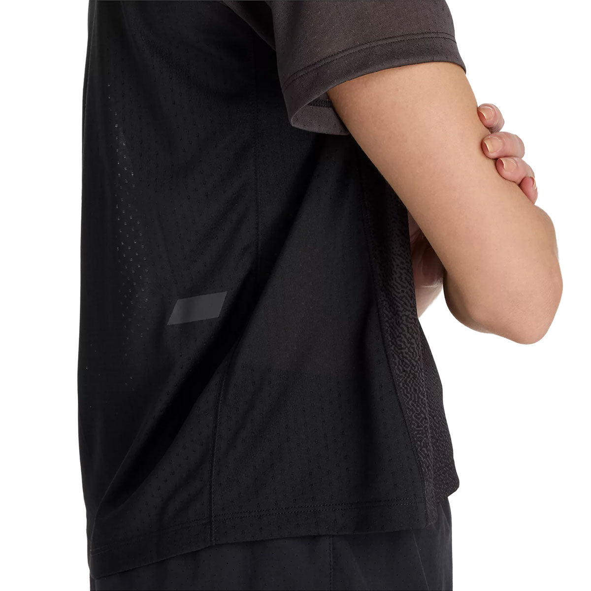 Sort New Balance Viz-Tech Run SS Tee til damer med åndbart materiale