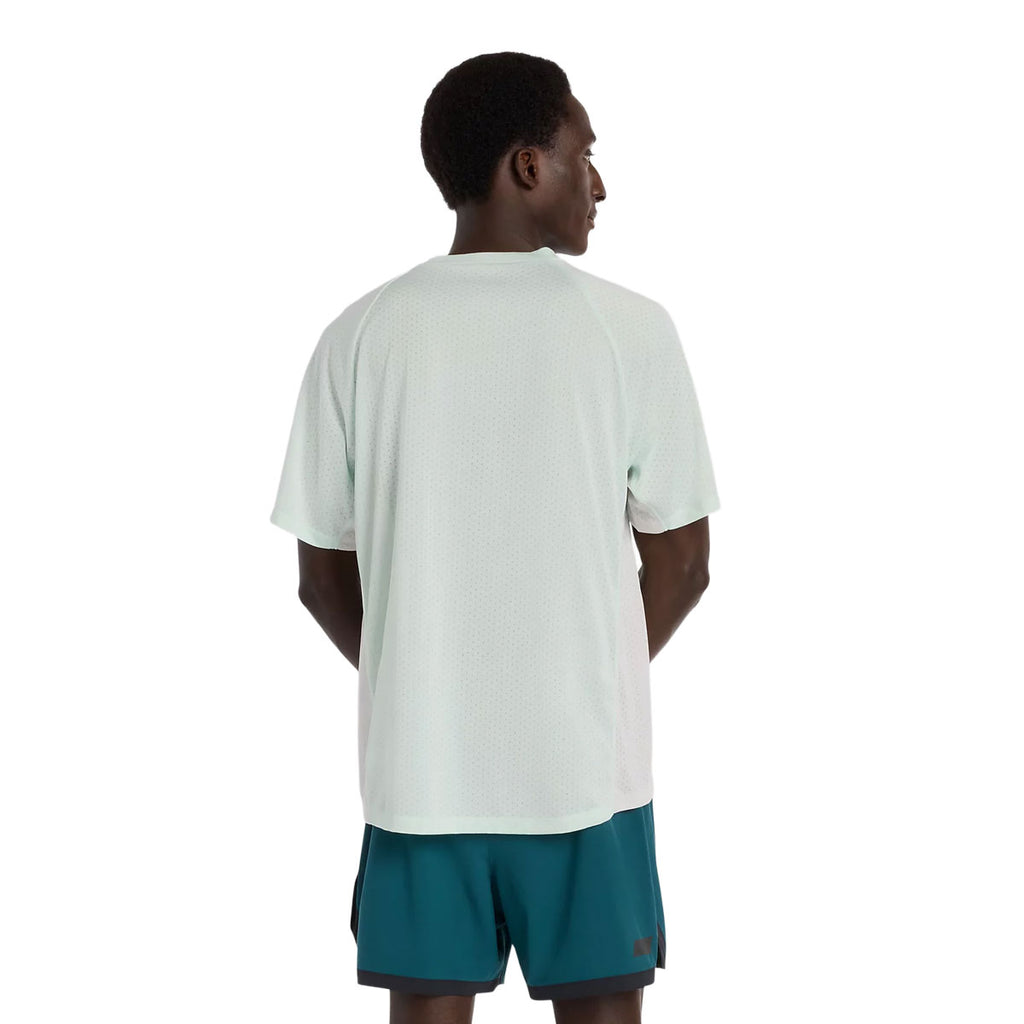Herre T-shirt fra New Balance i lys mintgrøn farve med åndbart materiale