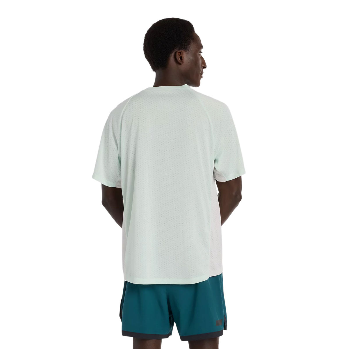 Herre T-shirt fra New Balance i lys mintgrøn farve med åndbart materiale