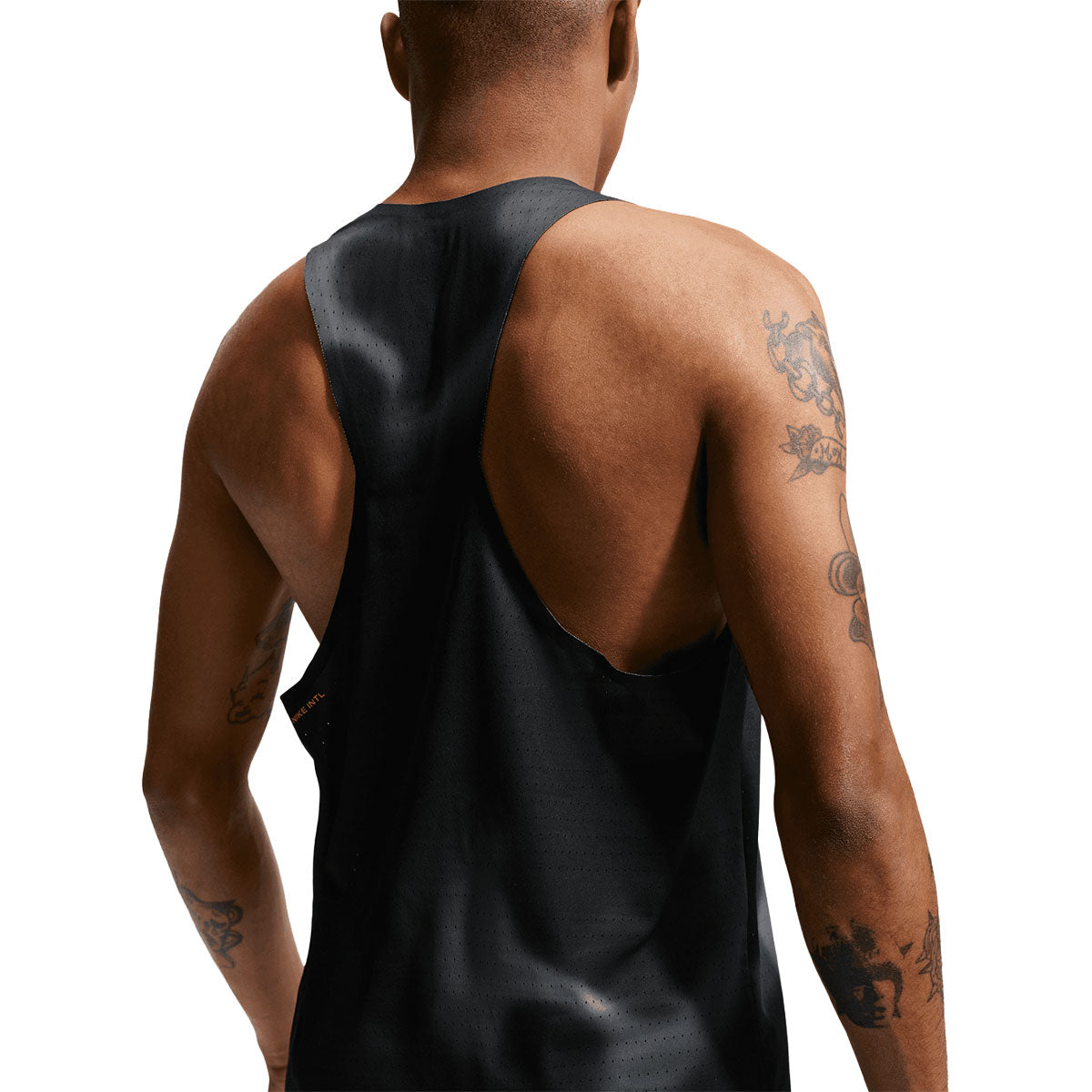 Sort Nike Dri-FIT ADV Aeroswift Energy singlet til herrer set bagfra