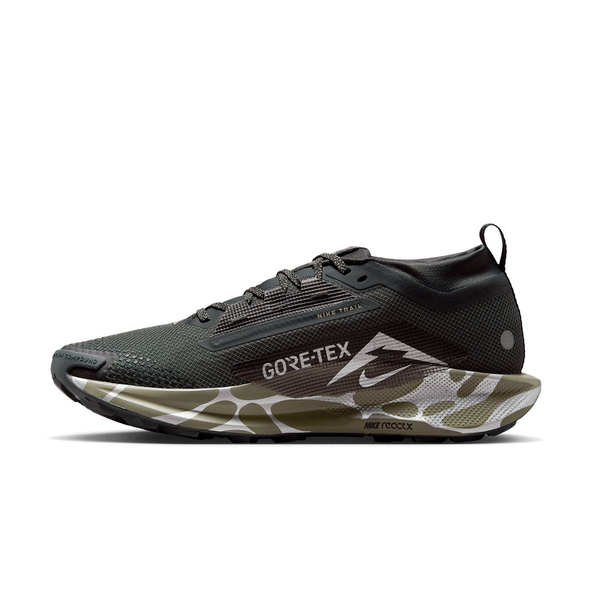 Nike Pegasus Trail 5 GTX herresko i sort og camouflage design