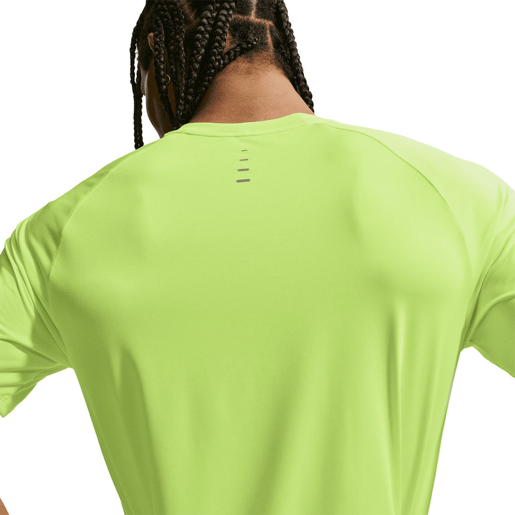 Herre Nike Stride SS Top i lys grøn farve med detaljer på ryggen